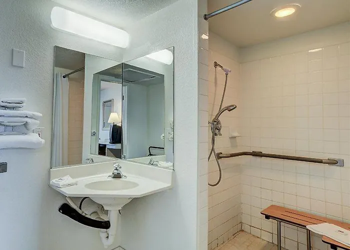 6 Cheyenne, Wy Hotel 2*