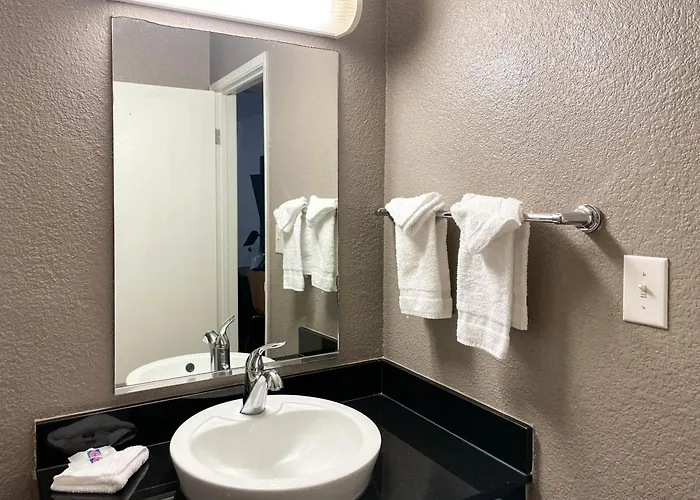 6 Cheyenne, Wy Hotel 2*